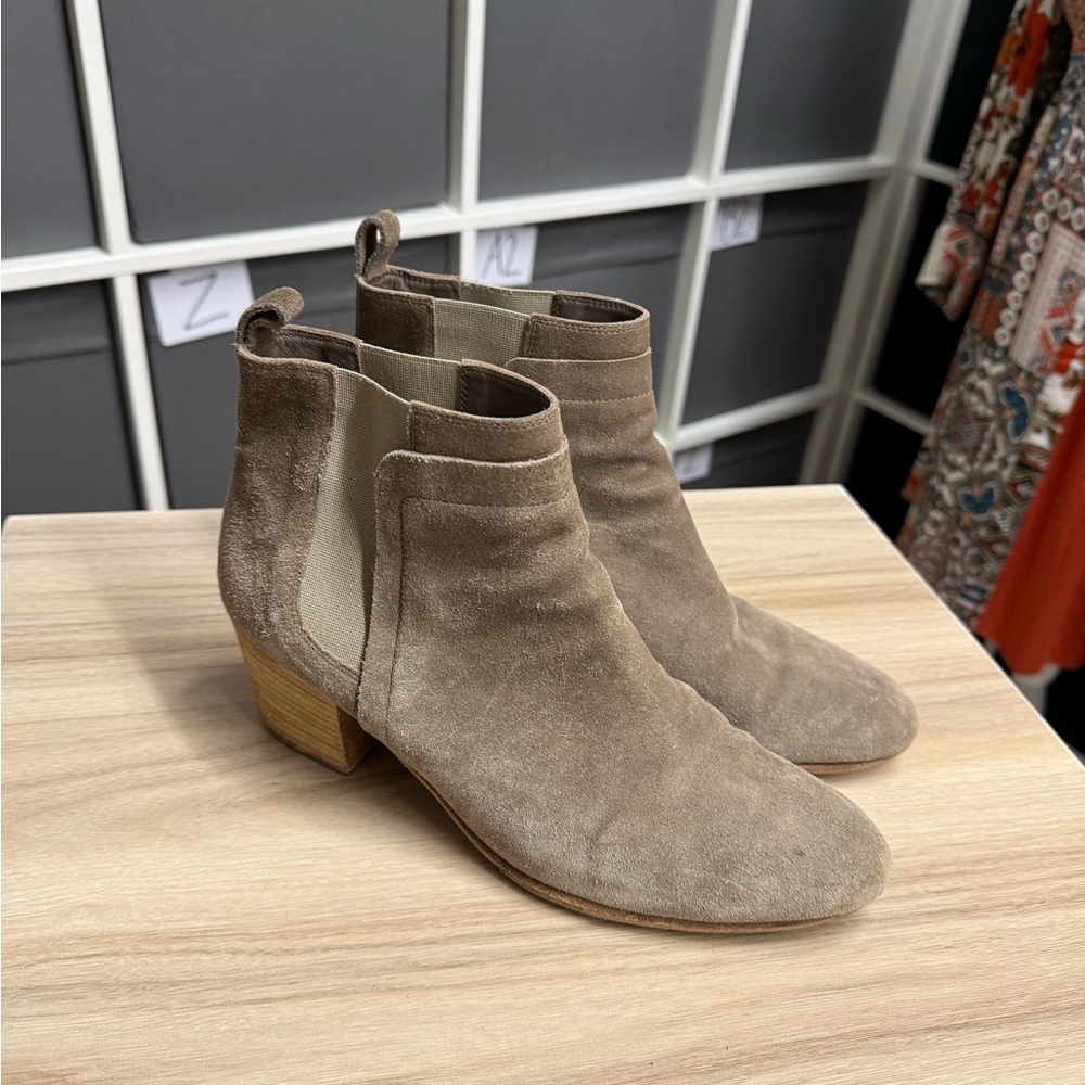 Vince Vero Cuoio Hallie Grey Tan Suede Ankle Chelsea Chunky Heel Boots